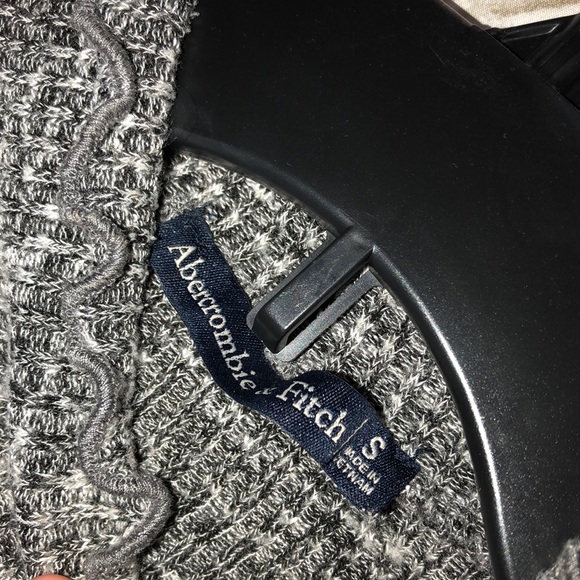 ABERCROMBIE AND FITCH TURTLE NECK - Picture 4 of 4